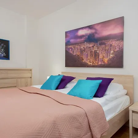 Apartman Comfy & Spacious By Renters Varsó
